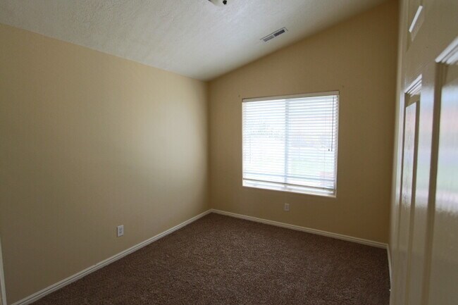 Building Photo - Red Cliffs area 3br / 2 ba home with garage and nice yard