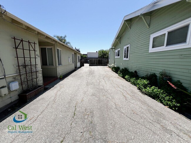 Building Photo - $2,595 - Darling 2 Bedroom 1 Bathroom Dupl...