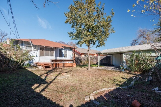 Building Photo - Historic craftsman style home located in T...