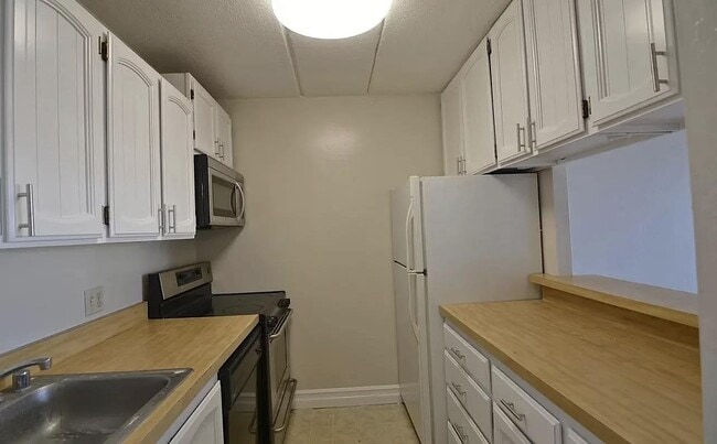 Building Photo - 1700 Civic Center Dr