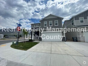 Building Photo - Beautiful Townhome in Pleasant Grove
