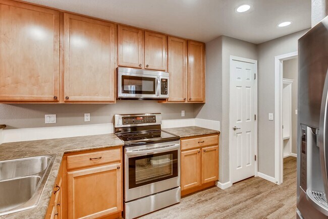 Building Photo - Gorgeous 5 Bed/4 Bath Townhome with Fully ...