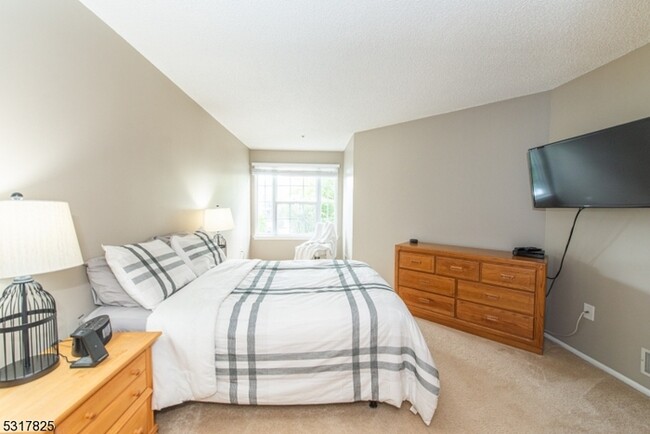 Building Photo - This charming 1st fl condo offers a cozy &...