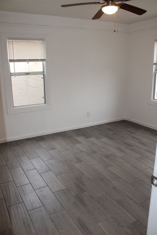 Building Photo - 3 Bedroom, 2 Bath in Single Family Home with BONUS Room Close to Downtown Pittsburg/BART