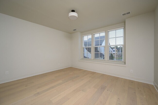 Building Photo - **LIKE-NEW, HIGH-END EXECUTIVE HOME WITH I...