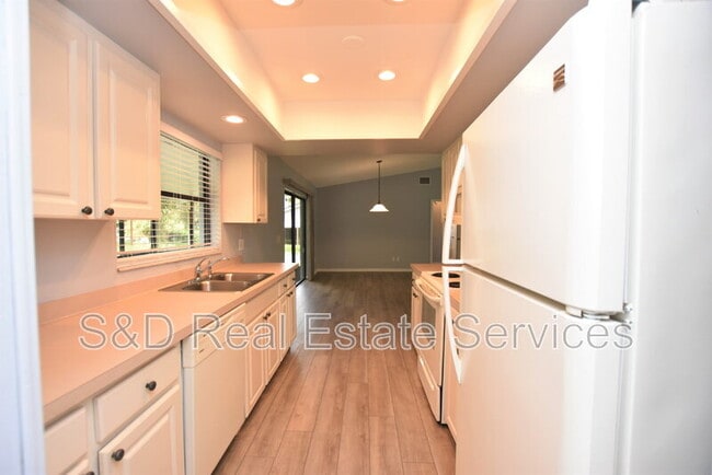 Building Photo - 6305 Christina Groves Cir E