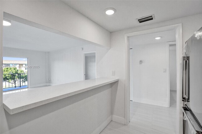 Building Photo - 4164 Inverrary Dr