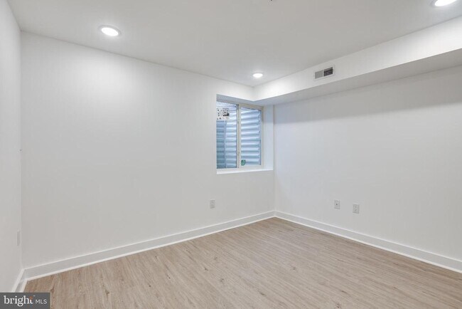 Building Photo - 922 W Arizona St