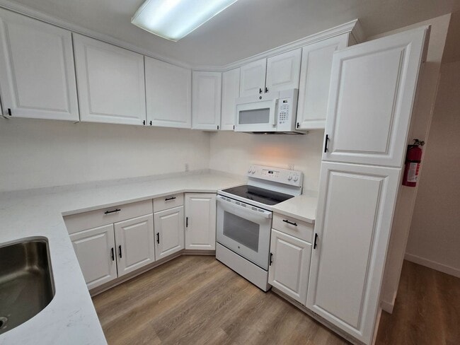 Building Photo - Spacious 3-Bedroom, 2-Bathroom Home on a Corner Lot