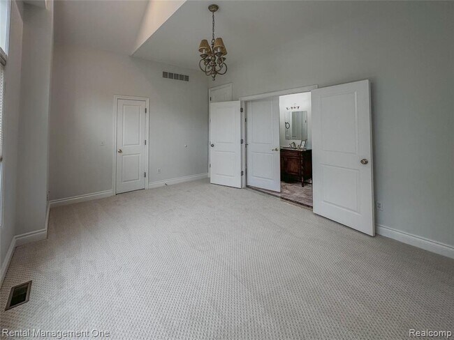 Building Photo - 5742 Putnam Dr