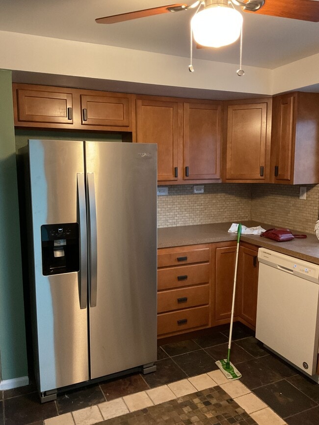 Building Photo - 530 Western Row Rd