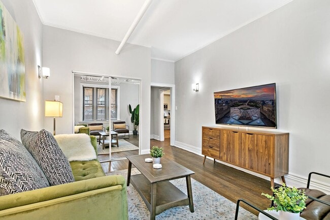 Building Photo - 635 W Roscoe St