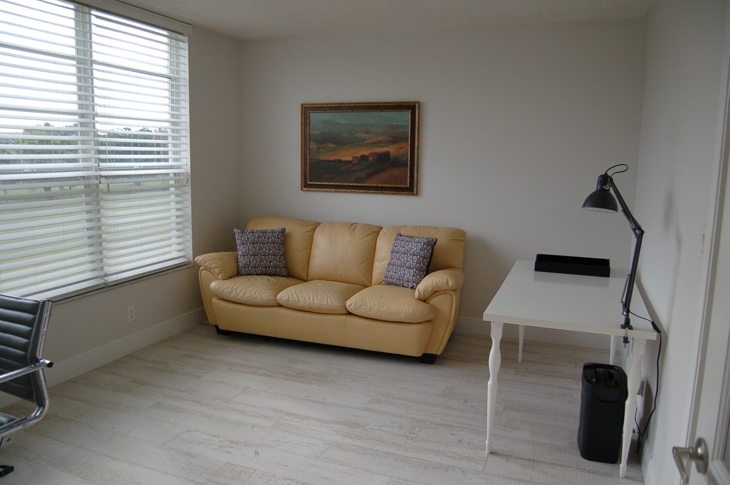 Building Photo - 575 Oaks Ln