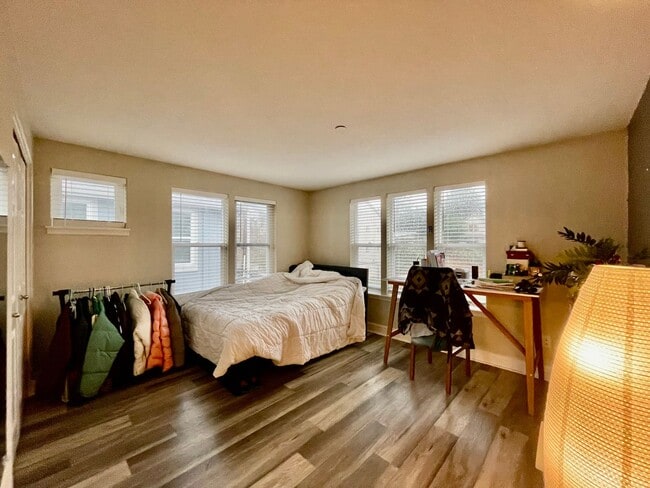 Building Photo - Incredible SE Hazelwood 2 Bedroom + 1 Bathroom Condo w/ included Garage and Washer & Dryer!!