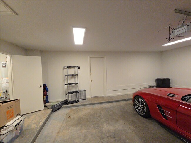 Building Photo - 9731 Briar Forest Dr