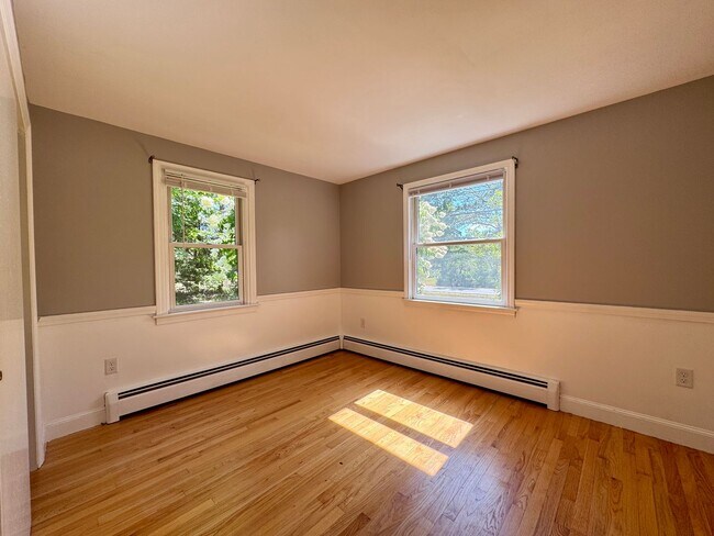 Building Photo - $3,195 Spacious 4BD/2BA Home w/Fenced Back...