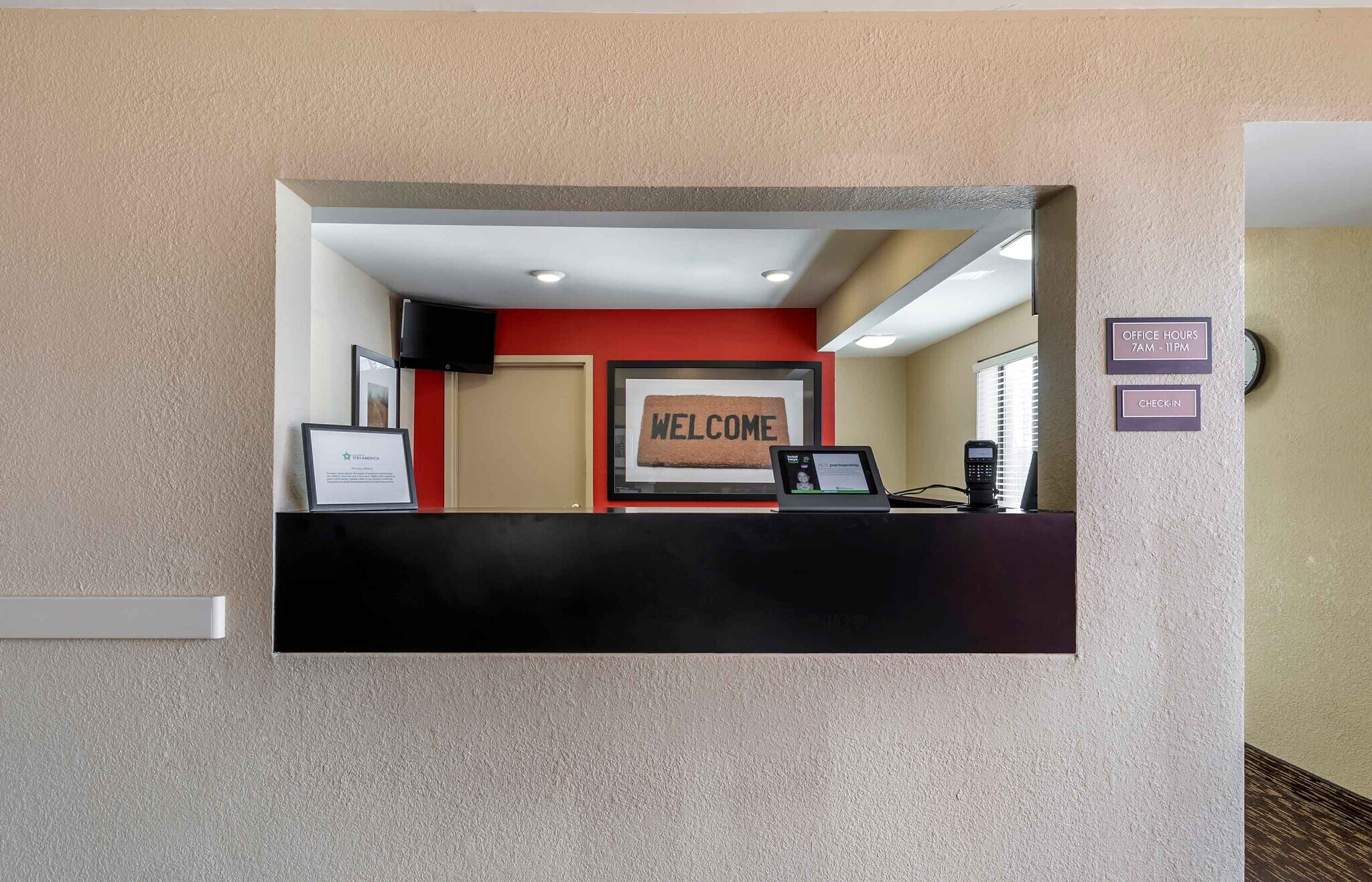 Building Photo - Furnished Studio-Des Moines - West Des Moines