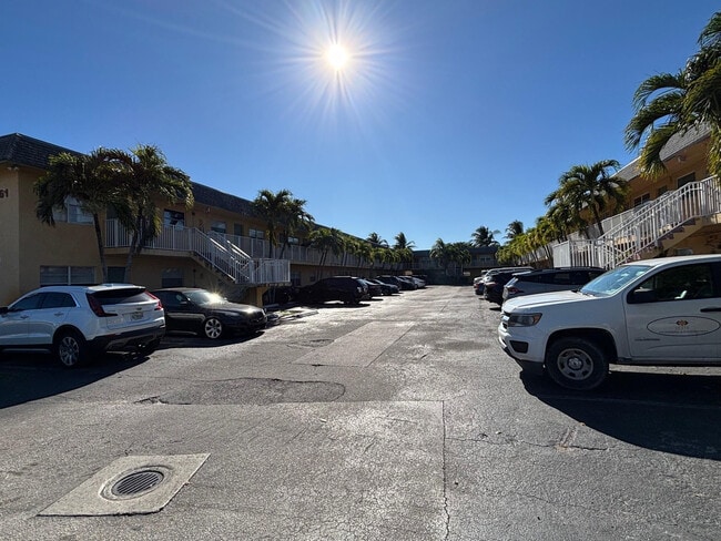 Building Photo - 4061 N Dixie Hwy