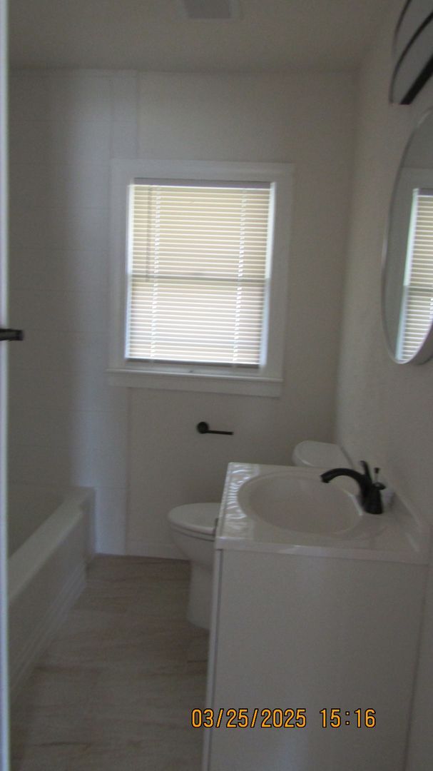 Building Photo - Newly renovated! Pet Friendly! Centrally l...
