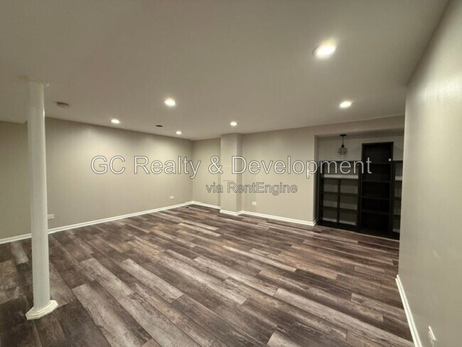 Building Photo - 882 Clarendon Ln