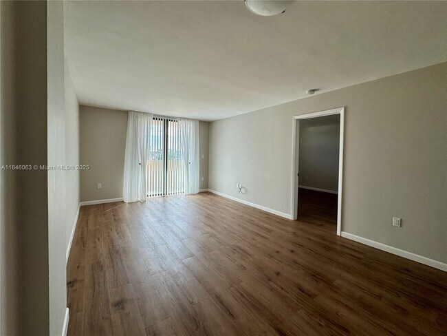 Building Photo - 7125 Bay Dr