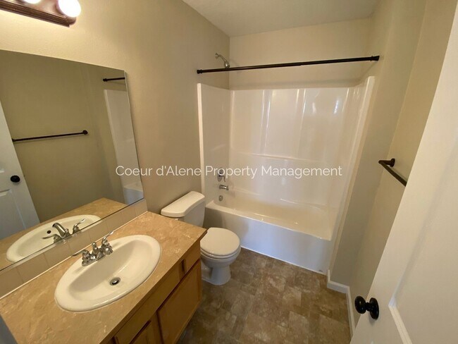 Building Photo - 3 bed, 2.5 bath house in The Landings