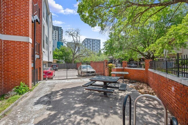 Building Photo - 712 W 21st St