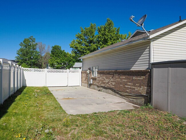 Building Photo - Beautiful House in West Jordan