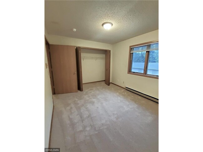 Building Photo - 870 E 6th St