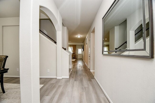Building Photo - 2707 Dry Creek Dr