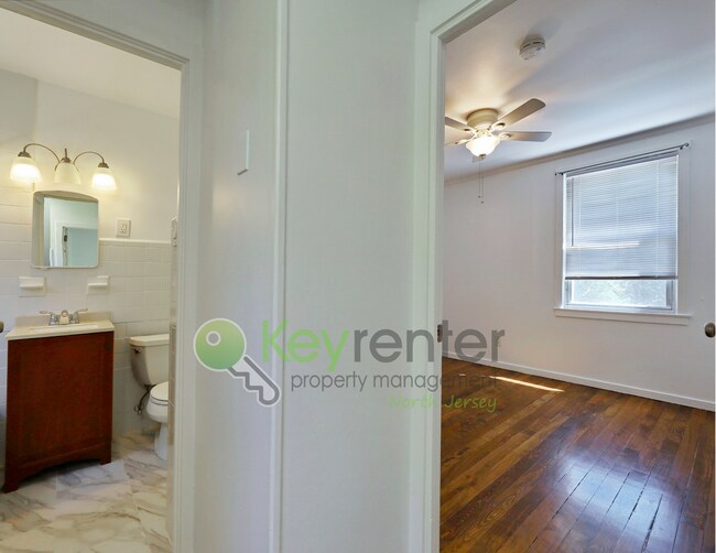 Building Photo - De Graw Ave Triplex