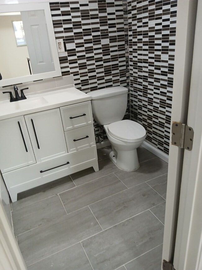 Building Photo - 1950 Cherry Ave