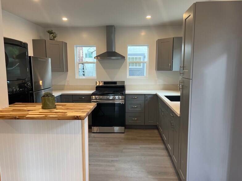 Kitchen includes appliances and plenty of cabinet space - 9300 Benson Way