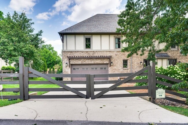 Building Photo - Stunning 4BE/3.5BA home in the heart of Gr...