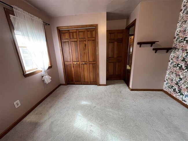 Building Photo - Three Bedroom Single Family House for Rent...