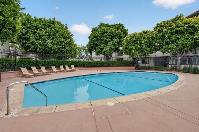 Building Photo - HUNTINGTON BEACH HOME - 1.5 Miles from the Beach