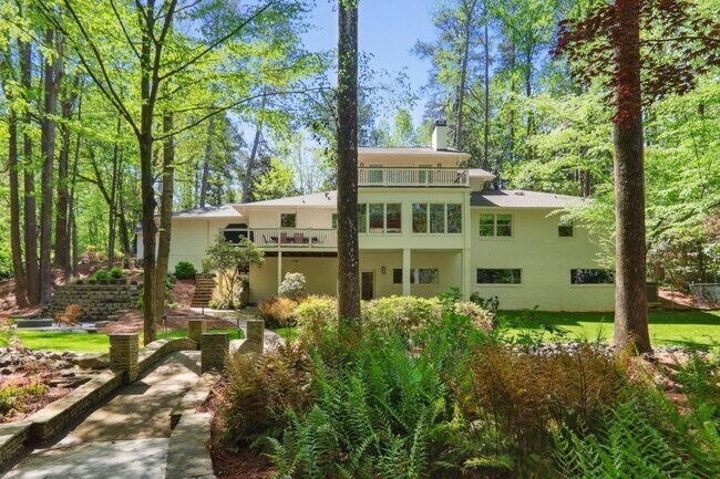 Building Photo - 1007 Somerset Dr NW