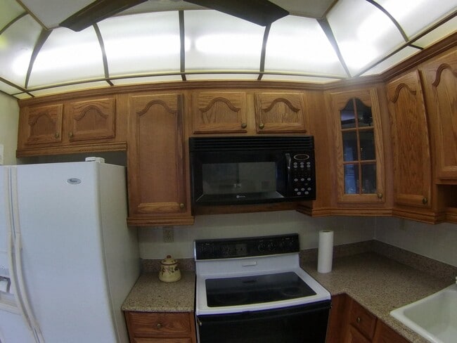 Building Photo - 556 Capri L