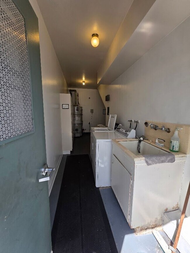 Building Photo - UPPER 1BD/1BA CONDO WITH GARAGE AND COMMON...