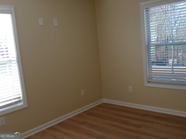 Building Photo - 745 Old Kerns Rd