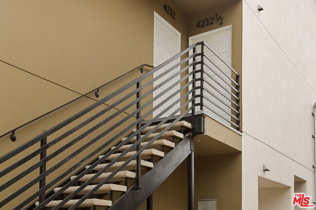 Building Photo - 4232 Rosewood Ave