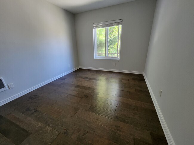 Building Photo - 323 S Broadway