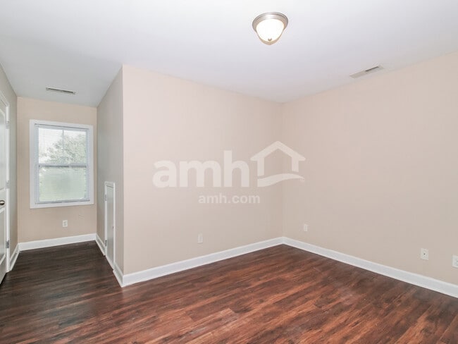 Building Photo - 28 Thornbury Dr