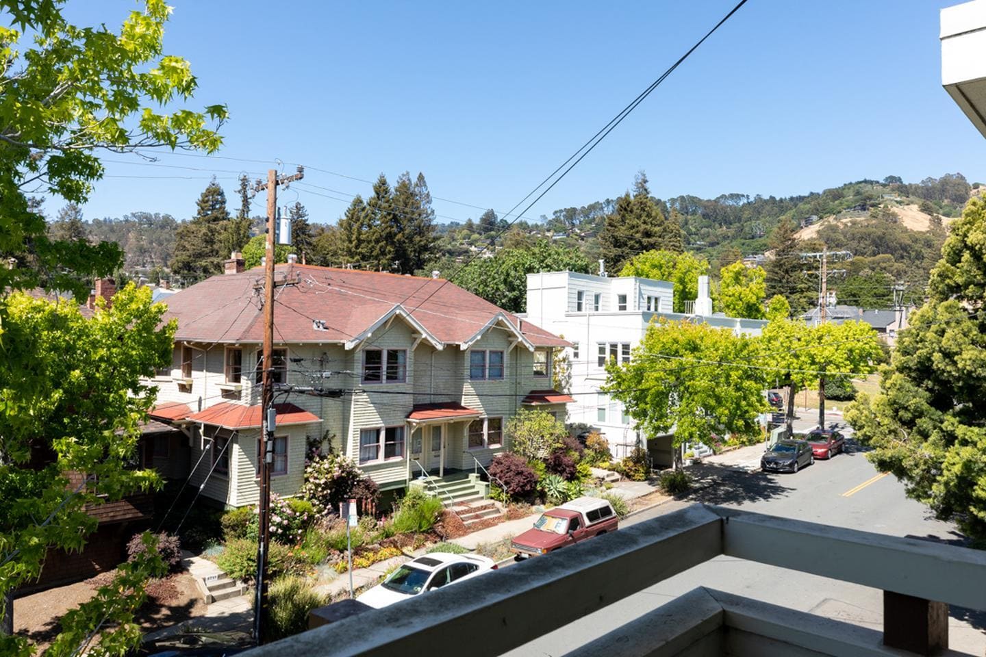 Building Photo - Elmwood 2 bed 1 bath condo great location