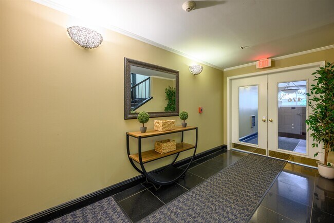 Building Photo - 476 Monmouth St