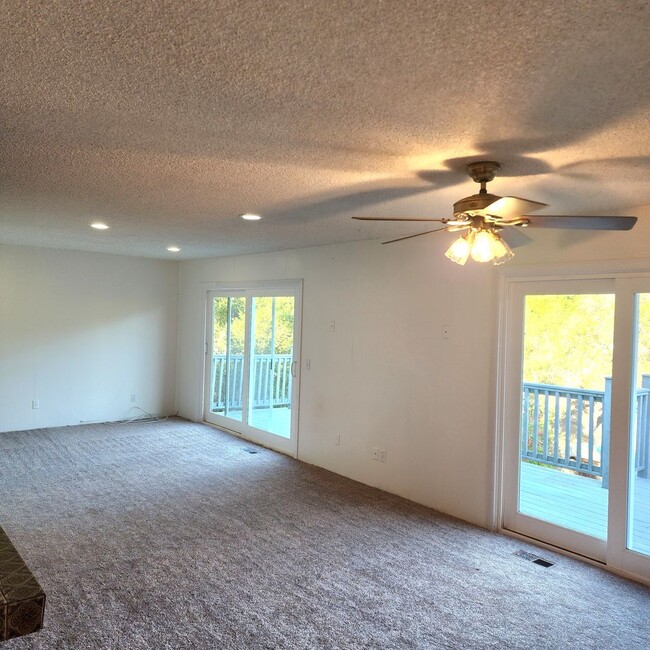 Building Photo - Spacious 2 bedroom upstairs with exterior ...