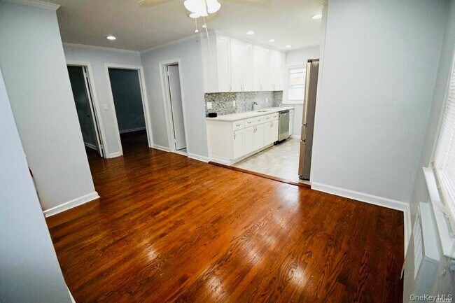 Building Photo - 241 Woodbury Rd