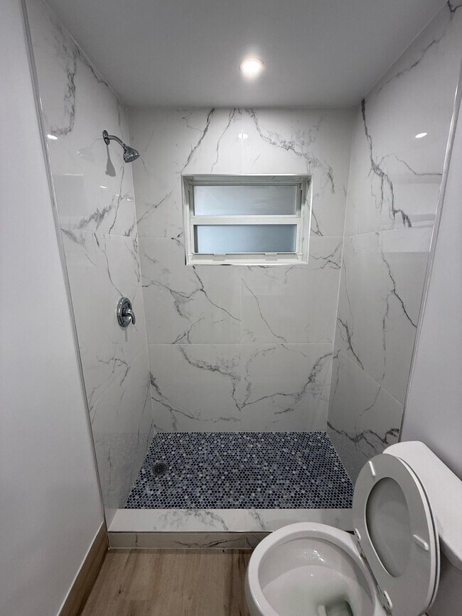 Building Photo - 1480 E Sample Rd