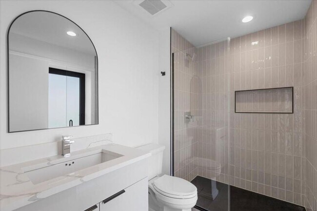 Building Photo - 4 bedroom in Chicago IL 60647