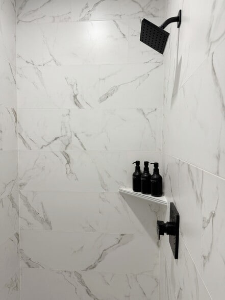 Master Bath - 100 Textile Ct